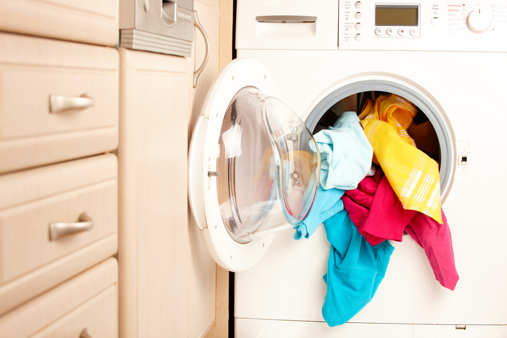 5 Tips Mencuci Pakaian Berwarna Warni